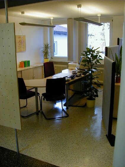  Tisch und Stühle im Servicezentrum